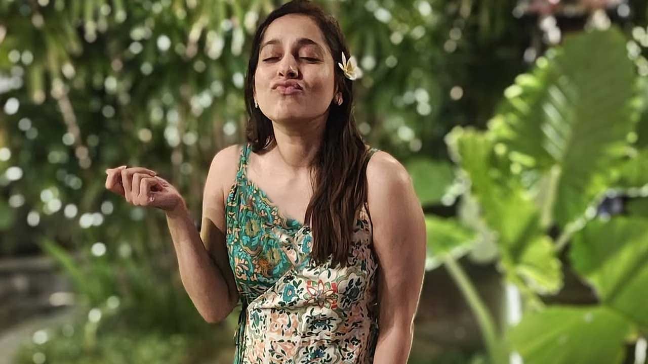 అందాల ముద్దుగుమ్మ యాంకర్ రష్మీ గౌతమ్ గురించి ఎంత చెప్పినా తక్కువే. అందం, అభినయం ఈ ముద్దుగుమ్మ సొంతం.ఎప్పుడూ బుల్లితెరపై తన మాటలతో, పంచ్ డైలాగ్స్‌తో సందడి చేస్తూ అందరినీ ఎంటర్టైన్ చేస్తుంది ఈ బ్యూటీ. ఎక్కువగా శ్రీదేవి డ్రామా కంపెనీ, జబర్దస్త్‌లో కనిపిస్తూ తన యాంకరింగ్‌తో అందరినీ ఆక్టుకుంటుంది.