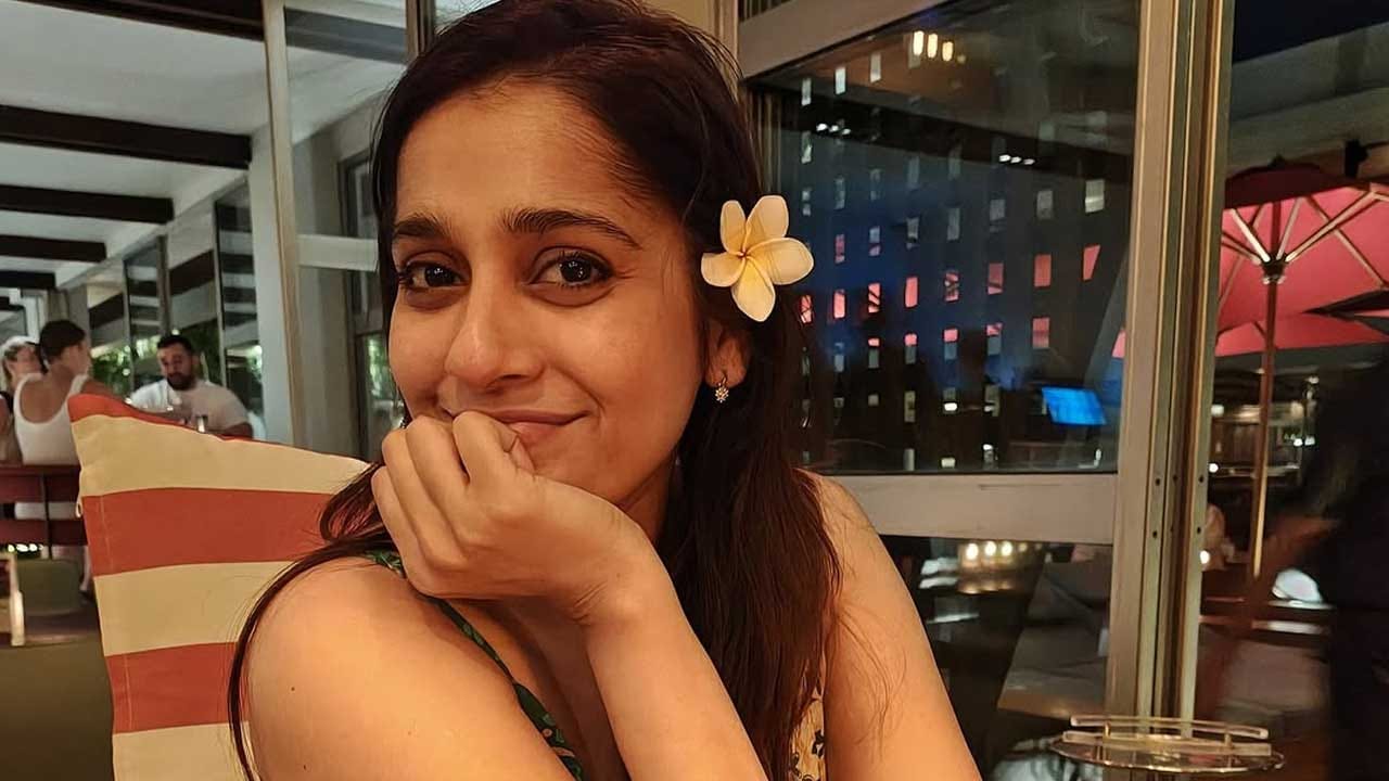 రష్మీ జబర్ధస్త్ ద్వారా మంచి గుర్తింపు తెచ్చుకుంది. ముఖ్యంగా సుడిగాల సుధీర్‌తో ప్రేమాయణం అంటూ వీరిద్దరి లవ్ డ్రామా తో మంచి ఫేమ్ వచ్చింది. అంతే కాకుండా షోలలో వీరిద్దరు కలిసి చేసే స్కిట్స్, డ్యాన్స్ ఫర్మామెన్స్ అందరినీ ఆకట్టుకున్నాయి. వీటిని చూసిన కొందరు నిజంగా వీరు ప్రేమలో ఉన్నారంటూ అనేక పుకార్లకు తెరలేపారు. కానీ సుధీర్, రష్మీ చాలా సార్లు మేము ఇద్దరం మంచి స్నేహితులం.. అని స్టేజ్ వరకే అని చెప్పు కొచ్చిన విషయం తెలిసిందే.