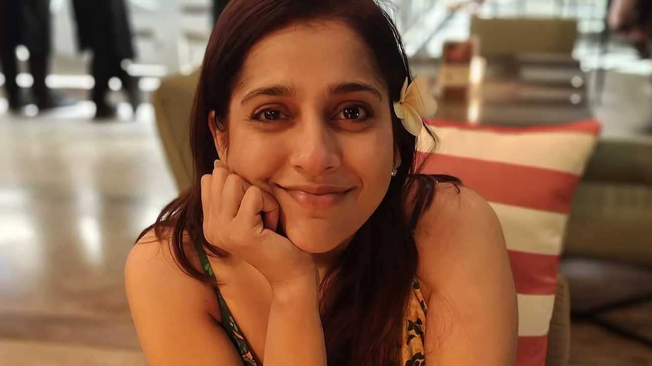 ఇక ఎప్పుడూ వరస షోలతో ఫుల్ బిజీగా ఉండే ఈ బ్యూటీ ఏ కాస్త సమయం దొరికినా సరే వెకేషన్‌కు వెళ్ల తన స్నేహితులతో ఎంజాయ్ చేస్తుంటుంది. తాజాగా ఈ అమ్మడు తన స్నేహితులతో కలిసి ఓ రెస్టారెంట్‌కు వెళ్లి అక్కడ వారితో చిల్ అవుతూ కనిపించింది. అయితే ఈ ముద్దుగుమ్మ పుట్టిన రోజు సందర్భంగా స్నేహితులతో కలిసి ఎంజాయ్ చేసినట్లు తెలుస్తోంది . ఫొటోలు చూస్తే తన స్నేహితులతో కలిసి ఫుల్‌గా ఏంజాయ్ చేస్తున్నట్లు ఉంది ఈ ముద్దుగుమ్మ.