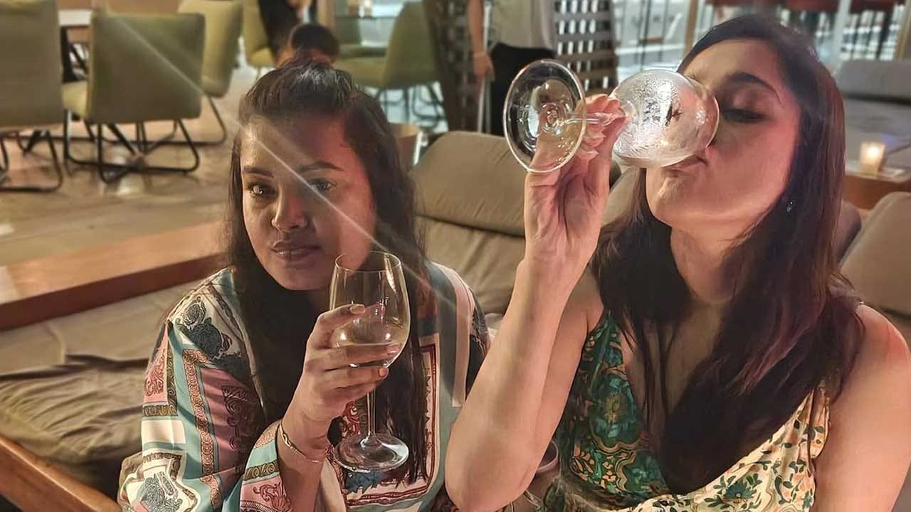 ఎప్పుడూ సోషల్ మీడియాలో యాక్టివ్‌గా ఉంటూ తన వరస ఫొటో షూట్ తో అభిమానులను ఎంటర్టైన్ చేసే ఈ చిన్నది వెకేషన్‌కు వెళ్లిన ఫొటోలను కూడా తన ఇన్ స్టాలో షేర్ చేసింది. ప్రస్తుతం దీనికి సంబంధించిన ఫొటోలు నెట్టింట్లో తెగ వైరల్ అవుతున్నాయి.