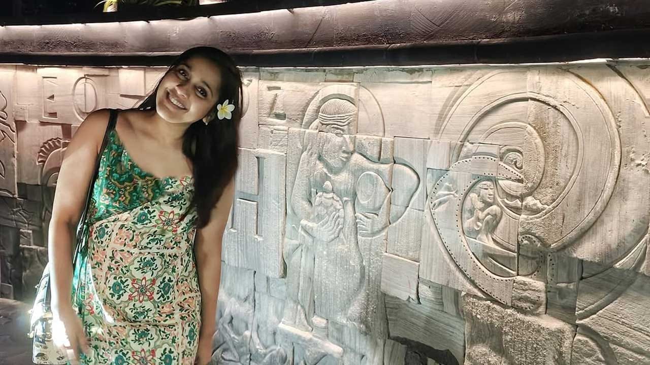 మరీ ముఖ్యంగా రష్మీ ముద్దులిస్తూ ఫొటోలకు ఫోజులిచ్చింది. దీంతో ఇది చూసిన ఫ్యాన్స్ రష్మీ నీ ముద్దులు ఎవరి కోసం అంటూ కామెంట్స్ చేస్తున్నారు. ప్రస్తుతం ఈ న్యూస్ నెట్టింట తెగ వైరల్ అవుతున్నాయి