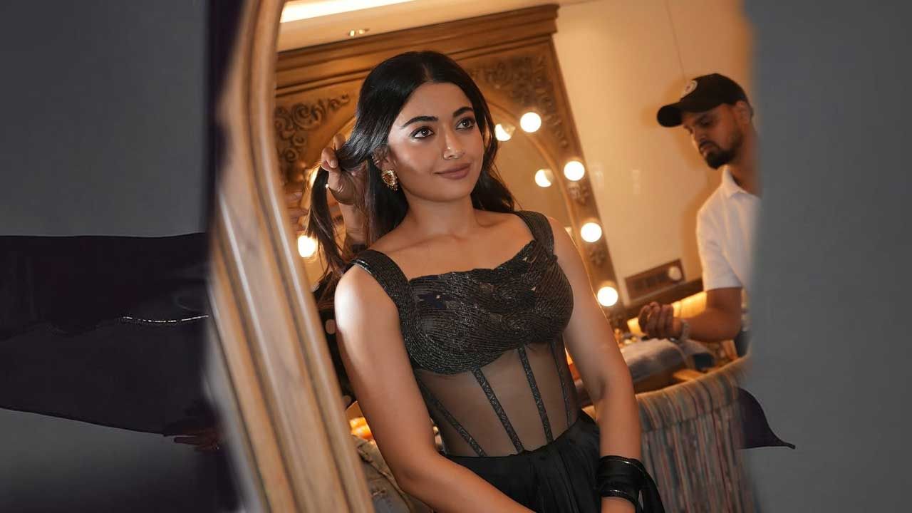 గీతా గోవిందం సినిమాతో మంచి క్రేజ్ సంపాదించుకొని, వరసగా స్టార్ హీరోల సినిమాల్లో ఛాన్స్ కొట్టేసింది. ముఖ్యంగా పుష్ప సినిమాతో పాన్ ఇండియా లెవల్‎లో మంచి క్రేజ్ సొంతం చేసుకుంది. దీంతో ఈ అమ్మడుకు విపరీతంగా ఫ్యాన్ ఫాలోయింగ్ పెరిగిపోయింది.