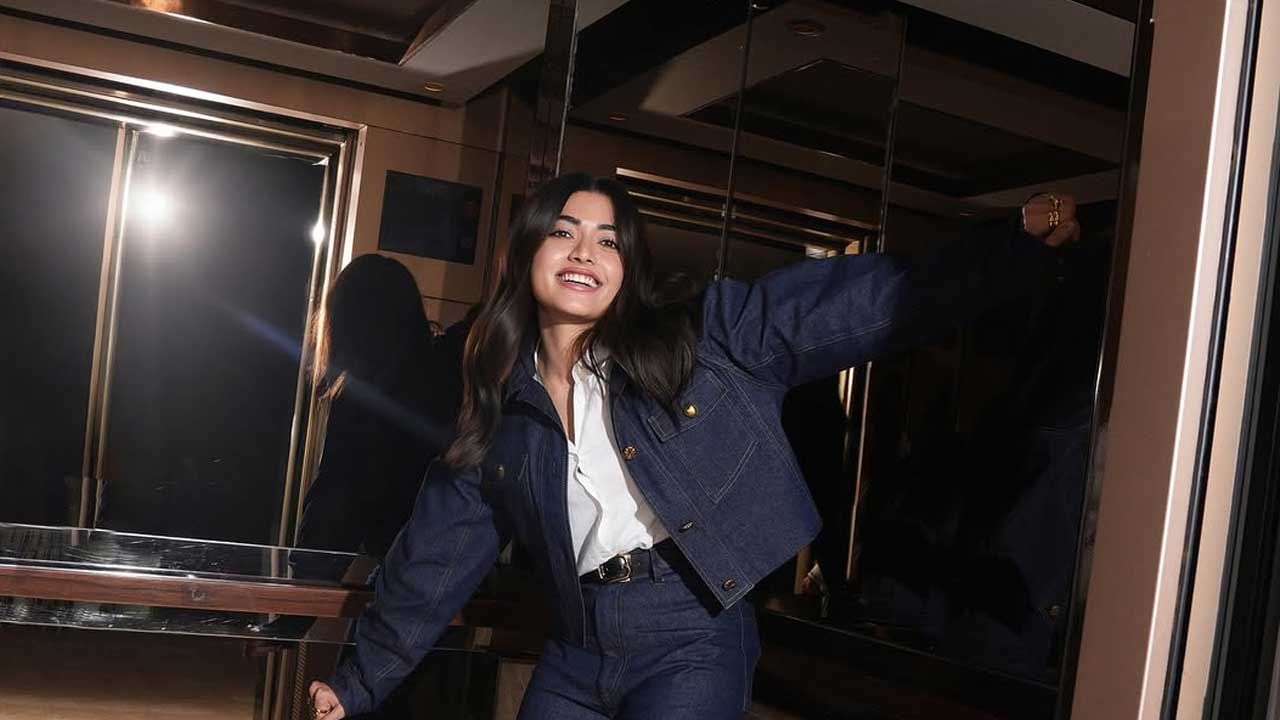 వరసగా బ్లాక్ బస్టర్ హిట్స్ అందుకుంటూ దూసుకెళ్తున్న ఈ చిన్నది. ప్రస్తుతం పలు ప్రాజెక్ట్స్ తో ఫుల్ బిజీ అయిపోయింది.ఇక ఎప్పుడూ కాస్త ఫ్రీ టైమ్ దొరికితే చాలు వెకేషన్స్ కు వెళ్తూ.. ఫొటో షూట్స్ చేస్తూ ఉంటుంది.