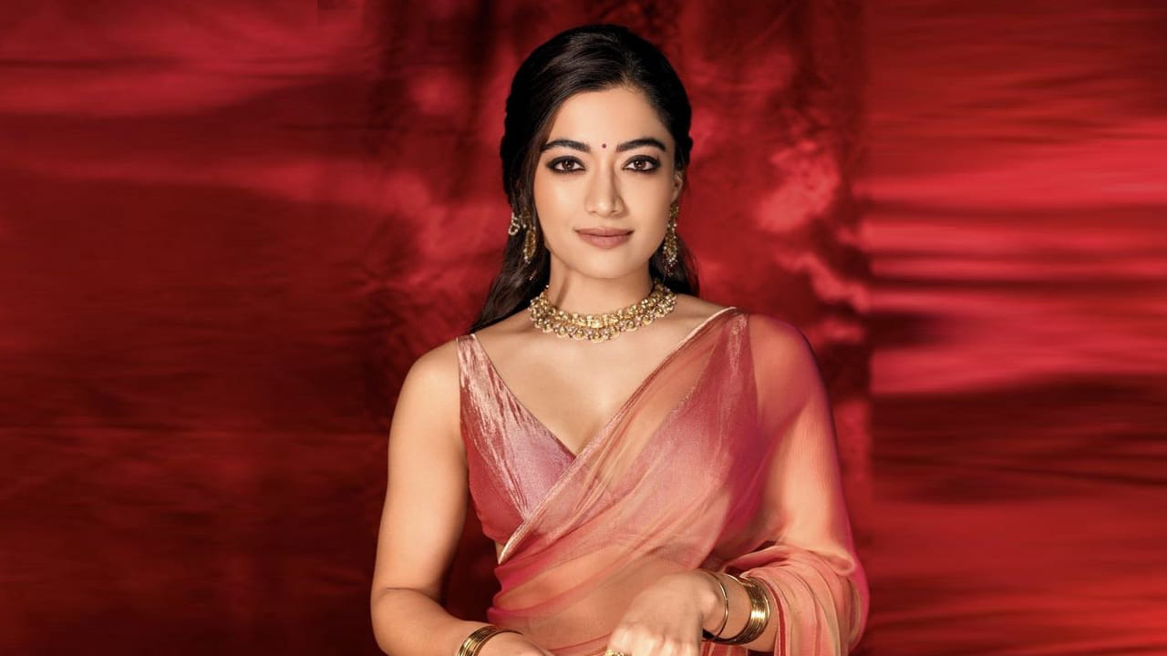 గతంలో బాలీవుడ్ బ్లాక్ బస్టర్ హిస్టారికల్ మూవీ ఛావా ట్రైలర్‌ లాంచ్‌లో పాల్గొన్న రష్మిక ఇంట్రస్టింగ్ కామెంట్స్ చేశారు. ఈ సినిమాలో ఛత్రపతి శంభాజీ మహారాజ్‌ భార్యగా నటించిన రష్మిక... ఈ అవకాశం తనకు రావటం అదృష్టంగా భావిస్తున్నా అన్నారు.