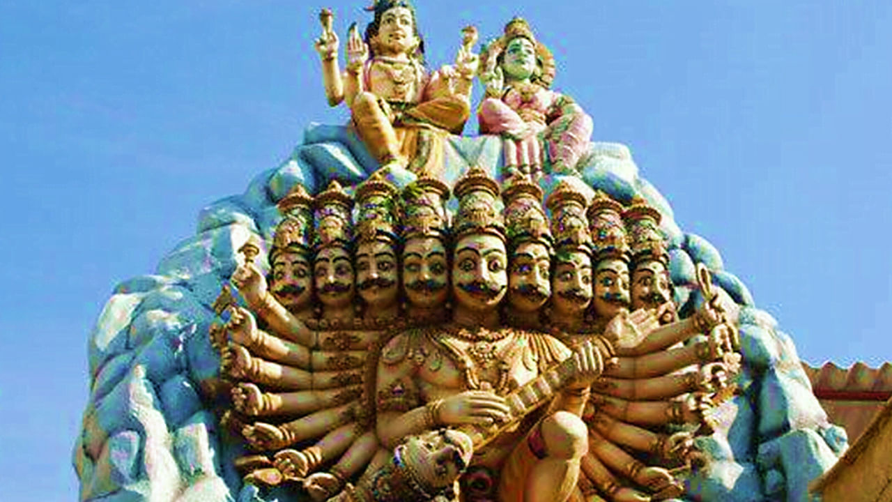 రావణాసురుడు తల్లి దండ్రులు బ్రహ్మ మానస పుత్రుడైన పులస్త్యుని కుమారుడు విశ్వ వసు బ్రహ్మ.. దైత్య రాకుమారియైన కైకసి. ఈ దంపతులకు రావణాసురుడు, విబీషణుడు, కుంభకర్ణుడు కుమారులు, చంద్రనఖు అనేకుమార్తే సంతానం. రావణాసురుడు దైత్యుడు, బ్రాహ్మణుడు. చిన్నతనం నుంచి ఏకసంథాగ్రాహి. శివుడికి పరమ భక్తుడు. రామాయణంలో ఒక విలన్ రావణ బ్రహ్మను మన దేశంలోని కొన్ని ప్రాంతాల్లో హీరోగా భావించి ప్రతిరోజూ పూజిస్తారు. రావణుడి ఆలయాలు ఎక్కడ ఉన్నాయో తెలుసుకుందాం..