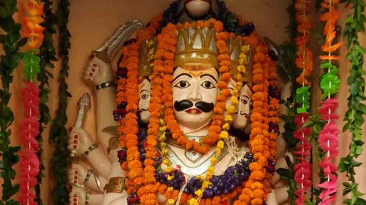 దశానన ఆలయం, కాన్పూర్: కాన్పూర్లోని 100 సంవత్సరాలకు పైగా పురాతనమైన ఈ దశానన ఆలయం సంవత్సరానికి ఒకసారి దసరా సమయంలో మాత్రమే తెరుచుకుంటుంది. ఇక్కడ భక్తులు రావణుడికి నివాళులు అర్పిస్తారు. ఈ ఆలయాన్ని 1890 లో రాజు గురు ప్రసాద్ శుక్ల్ నిర్మించినట్లు తెలుస్తోంది. స్థానికులు రావణుడిని గొప్ప పండితుడిగా, శివుని గొప్ప భక్తుడిగా భావిస్తారు. ఈ ఆలయంలో రావణుడిని అత్యంత భక్తిశ్రద్దలతో పూజిస్తారు.
