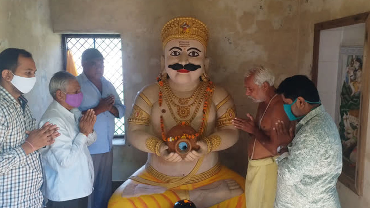 జోధ్పూర్, రాజస్థాన్: రాజస్థాన్లోని జోధ్పూర్లో ఉన్న ఈ ఆలయంలో రావణుడిని రావణ దేవుడిగా రోజూ పూజిస్తారు. పురాణాల ప్రకారం రావణుడు మండవర రాజు కుమార్తె మండోదరిని వివాహం చేసుకున్నాడు. ఆ సమయంలో ఇక్కడ సరస్వతి నది ప్రవహిస్తోంది. మండవర రాజు రాజ్యం సరస్వతి నది ఒడ్డున ఉండేది. నేటికీ మండవర రాజు వారసులు జోధ్పూర్లోని అనేక ప్రదేశాలలో తమ అల్లుడు రావణుడైన మరణం పట్ల సంతాపం వ్యక్తం చేస్తారు. నవరాత్రి తర్వాత రోజు ఈ ప్రాంతంలో రావణుని ఆత్మ శాంతి కోసం దీపం వెలిగిస్తారు.