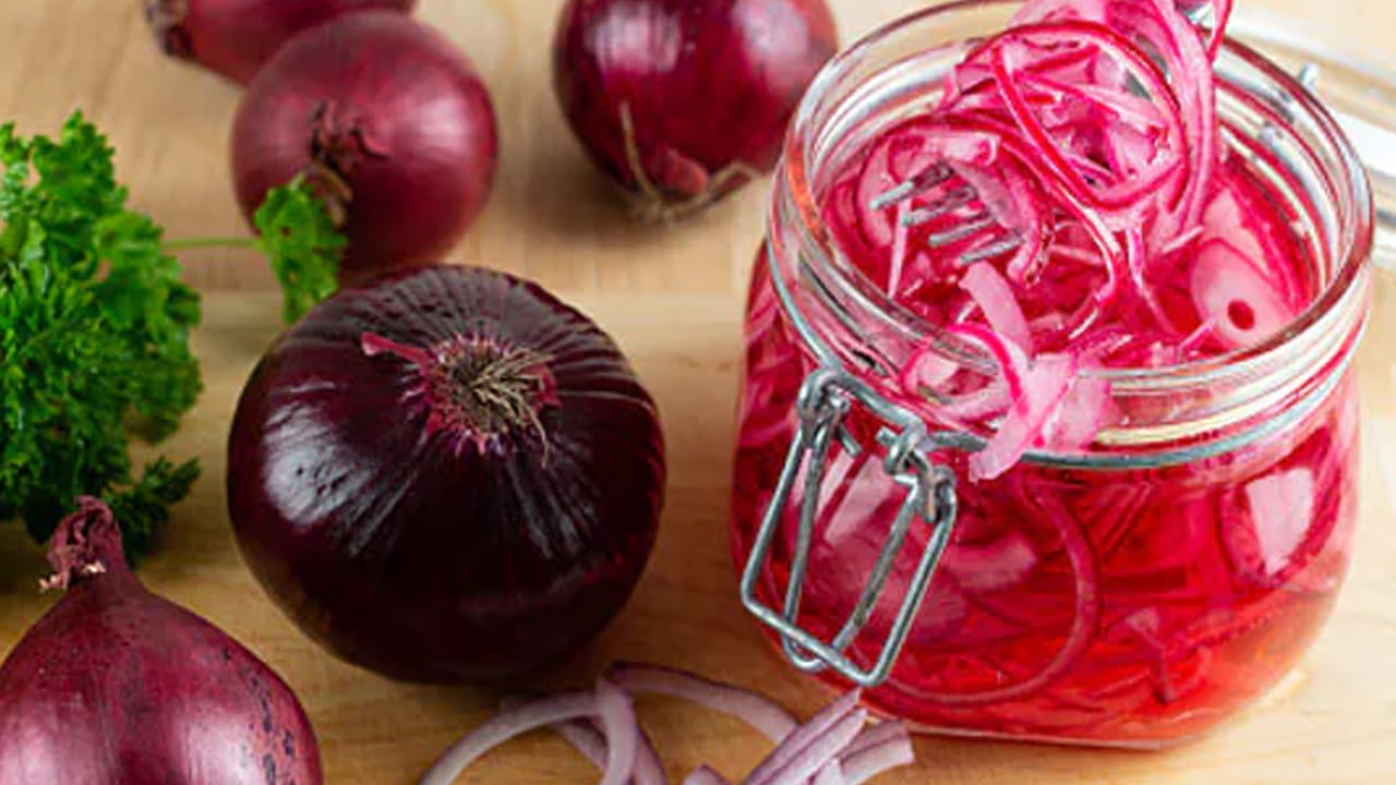 ఫైబర్ రిచ్ ఫుడ్స్ అయిన ఉల్లిపాయలు తీసుకోవడం వల్ల జీర్ణ సమస్యలు, మలబద్ధకం, గట్ హెల్త్ సరిగా ఉంటుంది. దీని వల్ల ఎండాకాలంలో వచ్చే ఇన్ఫెక్షన్స్ తగ్గుతాయి. అంతేకాకుండా, వీటిని తినడం వల్ల జుట్టు, చర్మానికి కూడా మంచిదని చెబుతున్నారు నిపుణులు, వేడి పెరగడం వల్ల వచ్చే మొటిమలు, మచ్చలు సమస్యలు రావు. జుట్టు రాలడం కూడా తగ్గుతుంది.