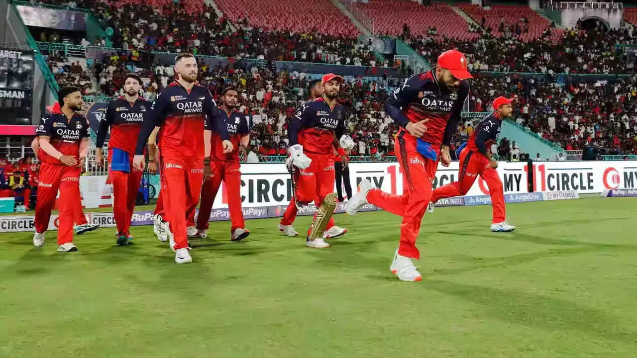 ఆర్‌సీబీ ఐపీఎల్ చరిత్రలో మూడుసార్లు (2009, 2011, 2016) ఫైనల్‌కు చేరుకుంది. ఈ మూడు సందర్భాల్లోనూ లీగ్ దశలో పాయింట్ల పట్టికలో టాప్ 2లో నిలిచింది.