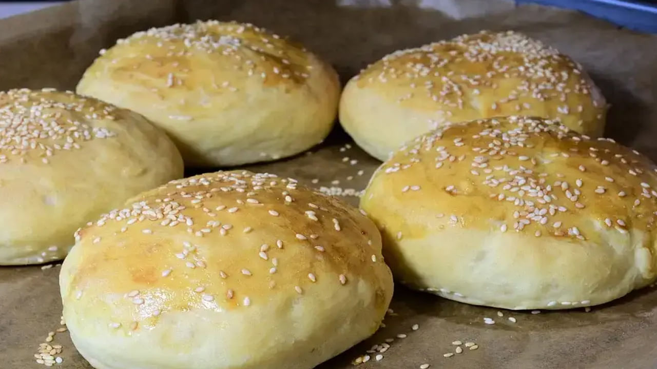 అలాగే మైదాను తింటే ఆకలి అంత త్వరగా తీరదు. దీంతో ఆహారం మరింతగా తింటారు. దీని వల్ల శరీరం శక్తిని కోల్పోయినట్లు అవుతుంది. నీరసంగా మారుతారు. అలసటగా అనిపిస్తుంది. అలాగే మూడ్ మారుతుంది. ఒత్తిడి, ఆందోళన పెరుగుతాయని నిపుణులు చెబుతున్నారు. కనుక మైదాకు వీలైనంత దూరంగా ఉంటేనే మంచిదని పోషకాహార నిపుణులు సూచిస్తున్నారు.