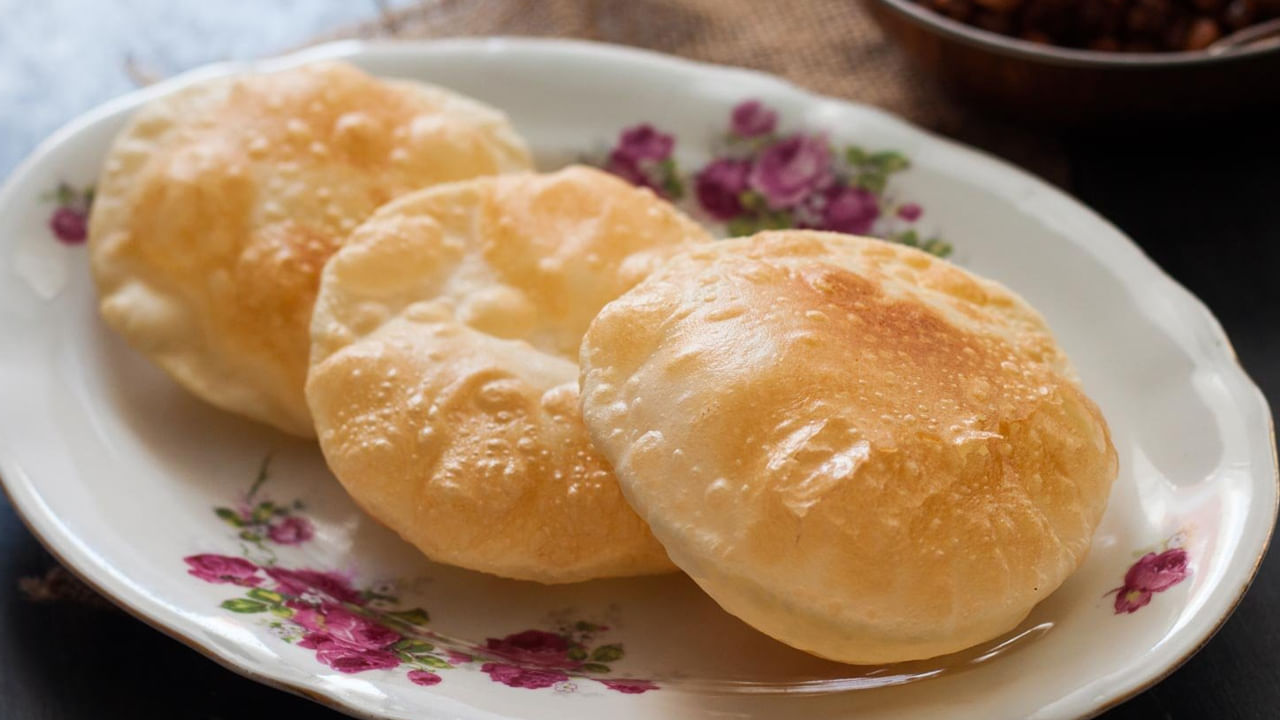 మైదాతో తయారు చేసిన ఆహారాలను తినకుండా మనస్సును డైవర్ట్ చేసుకునే ప్రయత్నం చేయాలి. ఆయా ఆహారాలకు బదులుగా పండ్లు, నట్స్, విత్తనాలను తినాలి. ఇవి ఆకలిని తగ్గించడమే కాదు, పోషకాలను కూడా అందిస్తాయి. శరీర బరువు తగ్గేందుకు, షుగర్ లెవల్స్ అదుపులో ఉండేందుకు సహాయం చేస్తాయి. రోగాలను తగ్గించడంలో దోహద పడతాయి.