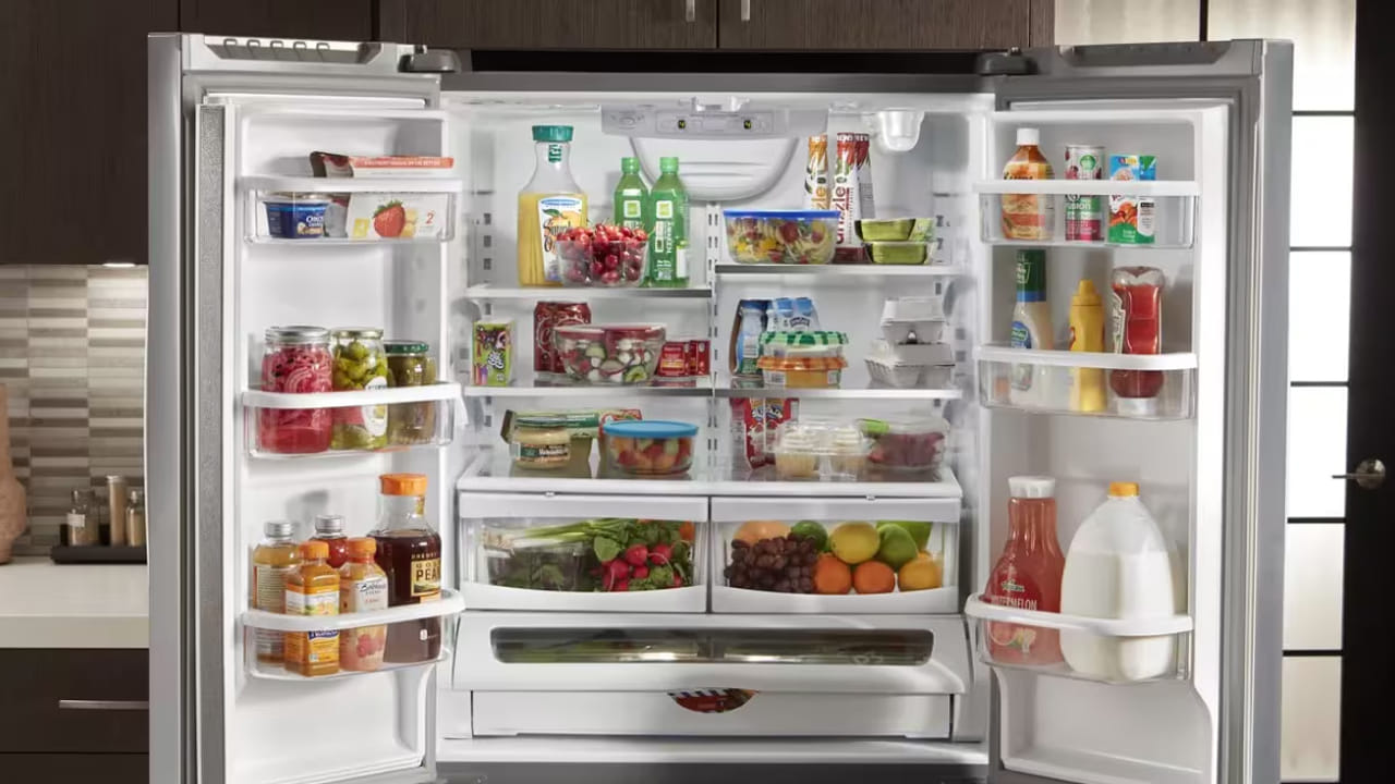 వాస్తు శాస్త్రం ప్రకారం, రిఫ్రిజిరేటర్ ఉంచడానికి పశ్చిమ దిశ మంచిది. ఇది కాకుండా నైరుతి దిశ కూడా శుభప్రదంగా పరిగణిస్తారు. అలాగే, రిఫ్రిజిరేటర్‌ను ఎల్లప్పుడూ గోడకు కనీసం ఒక అడుగు దూరంలో ఉంచాలి.