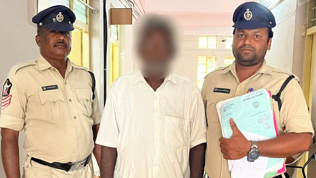 Andhra: కాటికి కాళ్లుచాపిన వయస్సులో ఇదేం పోయేకాలం.! ఈ వృద్దుడు ఏం చేశాడో తెలిస్తే Andhra: కాటికి కాళ్లుచాపిన వయస్సులో ఇదేం పోయేకాలం.! ఈ వృద్దుడు ఏం చేశాడో తెలిస్తే