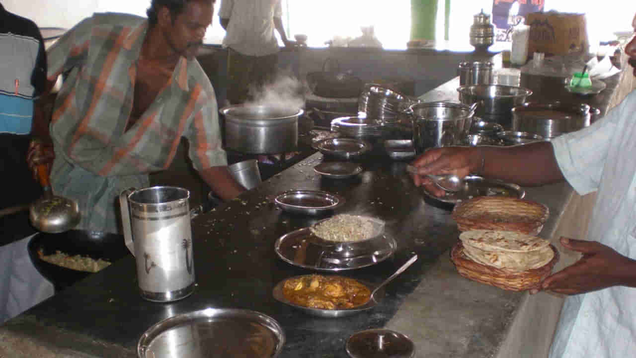 Hyderabad: నడిపేది రోడ్డు సైడ్ డాబా హోటల్ అనుకునేరు.. లోపల యవ్వారం చూస్తే సీన్ సితారే