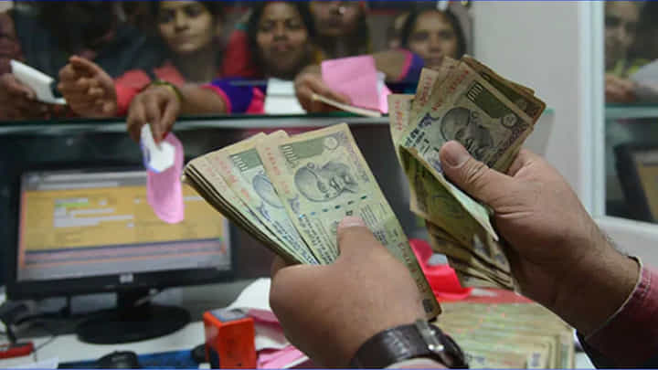 Warangal: డబ్బు డిపాజిట్ చేసేందుకు బ్యాంక్కు వెళ్లిన వ్యక్తి.. ఓ నోటు చూడగానే ఇలా.. Warangal: డబ్బు డిపాజిట్ చేసేందుకు బ్యాంక్కు వెళ్లిన వ్యక్తి.. ఓ నోటు చూడగానే ఇలా..