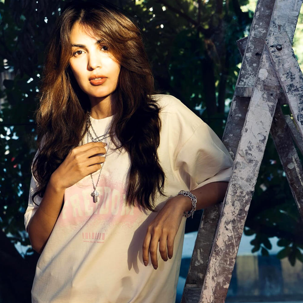 బాంబే హైకోర్టు ఆమెపై డ్రగ్స్ సంబంధిత ఆరోపణలను తిరస్కరించింది. 2024లో సుప్రీంకోర్టు ఆమెపై ఉన్న లుక్‌అవుట్ సర్క్యూలర్‌ను రద్దు చేస్తూ ఊరట కల్పించింది. 2025లో సీబీఐ ఈ కేసును క్లోజ్ చేస్తూ రియాకు క్లీన్ చిట్ ఇచ్చింది.