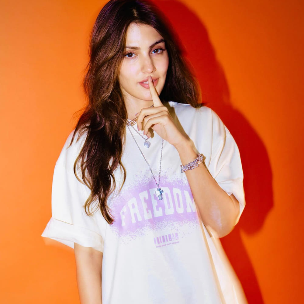 ఇక హీరోయిన్ గా ఈ అమ్మడు తెలుగులో 2012లో తూనీగ తూనీగ సినిమా చేసింది. ఈ సినిమాలో  నిధి పాత్రతో ఆకట్టుకుంది. 2013లో హిందీ చిత్రం  మేరె డాడ్ కి మారుతితో బాలీవుడ్‌లోకి ఎంట్రీ ఇచ్చింది. అక్కడ వరుసగా  "సోనాలీ కేబుల్", "బ్యాంక్ చోర్", "హాఫ్ గర్ల్‌ఫ్రెండ్", "జలేబీ" సినిమాల్లో నటించింది. 