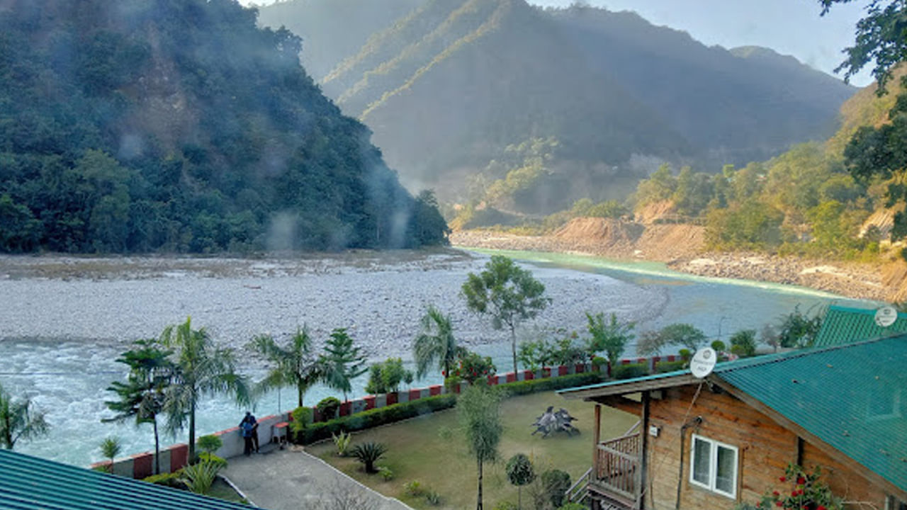 కౌడియాల: రిషికేశ్ నుంచి 35 కి.మీ దూరంలో ఉన్న ఈ ప్రదేశం చాలా అందంగా ఉంటుంది. ఈ ప్రదేశం గంగా నది ఒడ్డున ఉంది.  సాహస ప్రియులకు ఇది ఒక స్వర్గం. ఇక్కడి రాఫ్టింగ్ రాపిడ్‌లు చాలా ప్రసిద్ధి చెందాయి. అయితే ఇప్పటికీ చాలా తక్కువ మంది మాత్రమే ఇక్కడకు వెళ్తారు. చుట్టూ ఉన్న అడవి , ప్రశాంతమైన వాతావరణం దీనిని ప్రత్యేకంగా చేస్తాయి. ఇక్కడ రాఫ్టింగ్, క్యాంపింగ్, పక్షులను చూడటం, రాత్రి భోగి మంటలు ఆనందించవచ్చు.
