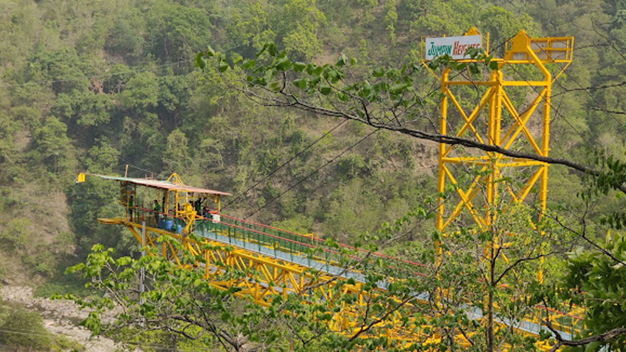 మోహన్ చట్టి: ఈ ప్రదేశం రిషికేశ్ నుంచి 17 కి.మీ దూరంలో ఉంది. ఈ ప్రదేశం గురించి చాలా తక్కువ మందికి తెలుసు. అయితే ఇప్పుడు బంగీ జంపింగ్ కారణంగా ఇది నెమ్మదిగా ప్రజాదరణ పొందుతోంది. కానీ చుట్టుపక్కల అడవులు, హైకింగ్ ట్రైల్స్ వెరీ వెరీ స్పెషల్. ఇక్కడి ప్రశాంత వాతావరణం.. సాహస కార్యక్రమాలు రెండూ ఉత్తమమైనవి. మీరు ఇక్కడికి వెళ్తే ఖచ్చితంగా బంగీ జంపింగ్, ఫారెస్ట్ ట్రెక్కింగ్, యోగా రిట్రీట్ చేయండి.
