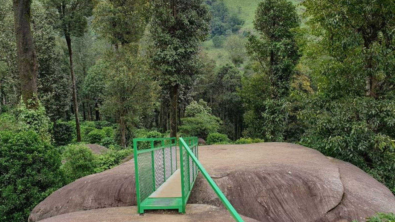 కండి: రిషికేశ్ నుంచి దాదాపు 30 కి.మీ దూరంలో ఉన్న కండి గ్రామం గురించి చాలా తక్కువ మందికి మాత్రమే తెలుసు. అయితే ఇక్కడ నుంచి హిమాలయ పర్వతాలు కనిపించే దృశ్యం అద్భుతంగా ఉంటుంది. "ఆఫ్‌బీట్ ట్రావెల్" ఇష్టపడే వారికి ఈ ప్రదేశం సరైనది. ఇక్కడ ప్రకృతి ఫోటోగ్రఫీకి చాలా అందంగా ఉంటుంది. పర్వతాల మధ్య గడిపే వ్యక్తుల జీవితాన్ని దగ్గరగా చూడవచ్చు.
