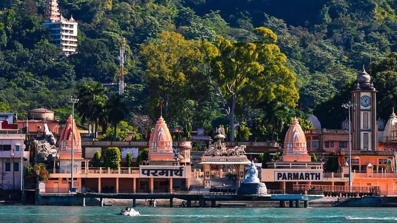 ముని కి రేతి: రిషికేశ్ సమీపంలో ఉన్న పట్టణం మునికి రేతి.. అంటే "ఋషుల ఇసుక" అని అర్థం. ఈ ప్రదేశం ట్రెక్కింగ్ ప్రియులకు సరైనది. త్రివేణి ఘాట్ ఉంది., ఇక్కడ గంగా, యమునా. సరస్వతి నదులు కలుస్తాయి ఇక్కడ అనేక చిన్న దేవాలయాలు, జలపాతాలు కూడా దాగి ఉన్నాయి. ఇక్కడ ట్రెక్కింగ్, ధ్యానంతో పాటు అడవిని అన్వేషించడం ఇది మీ ప్రయాణాన్ని చిరస్మరణీయంగా చేస్తాయి.
