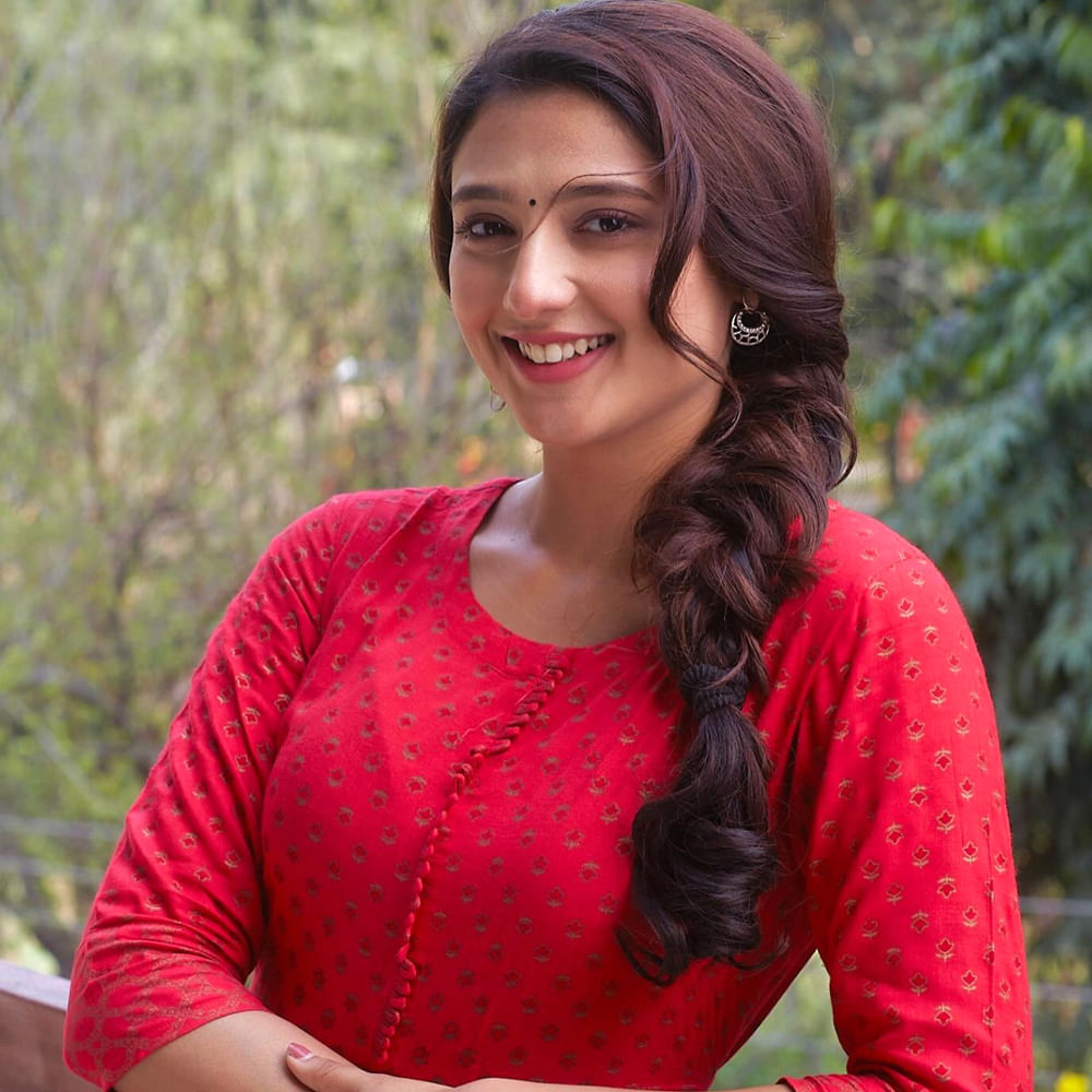 టాలీవుడ్ లో ఎంతోమంది యంగ్ హీరోయిన్స్ దూసుకుపోతున్నారు. వరుసగా ఆఫర్స్ అందుకుంటూ రాణిస్తున్నారు. రితిక నాయక్.. ప్రస్తుతం టాలీవుడ్ ఇండస్ట్రీలో జోరు మీద దూసుకుపోతున్న హీరోయిన్. మాస్ కా దాస్ విశ్వక్ సేన్ నటించిన అశోకవనంలో అర్జున కళ్యాణం సినిమాతో తెలుగు తెరకు పరిచయమైంది.