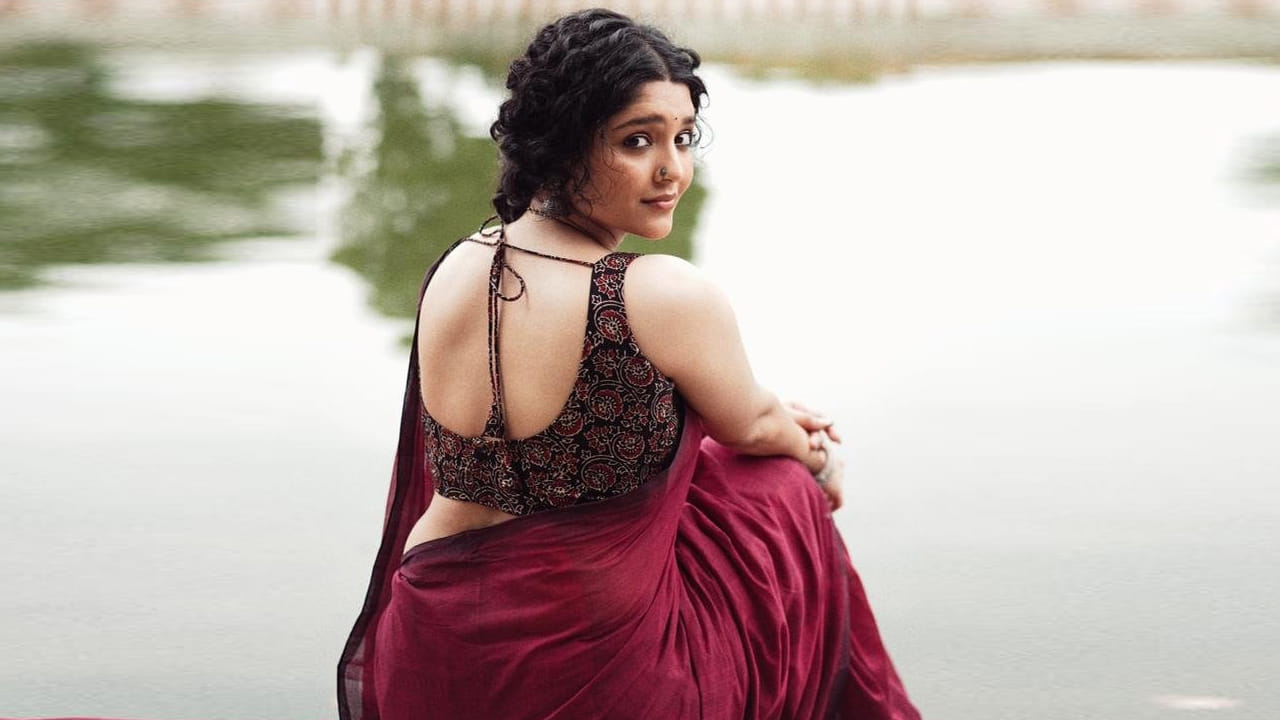 తన వెయిట్‌ లాస్ జర్నీని అభిమానులతో షేర్ చేసుకున్నారు రితికా సింగ్‌. స్పోర్ట్స్ బ్యాక్‌ గ్రౌండ్‌ నుంచి సినిమాల్లోకి ఎంట్రీ ఇచ్చిన రితికా.. తమిళ్‌తో పాటు తెలుగులోనూ ఇంట్రస్టింగ్ సినిమాలు చేశారు. కొద్ది రోజులుగా వెండితెరకు దూరంగా ఉన్న ఈ బ్యూటీ కాస్త లావయ్యారు. ఎంతో కష్టపడి మళ్లీ స్లిమ్‌లుక్‌లోకి మారారు. తన ట్రాన్స్‌ఫర్మేషన్ వీడియో సోషల్ మీడియా పేజ్‌లో షేర్ చేశారు.