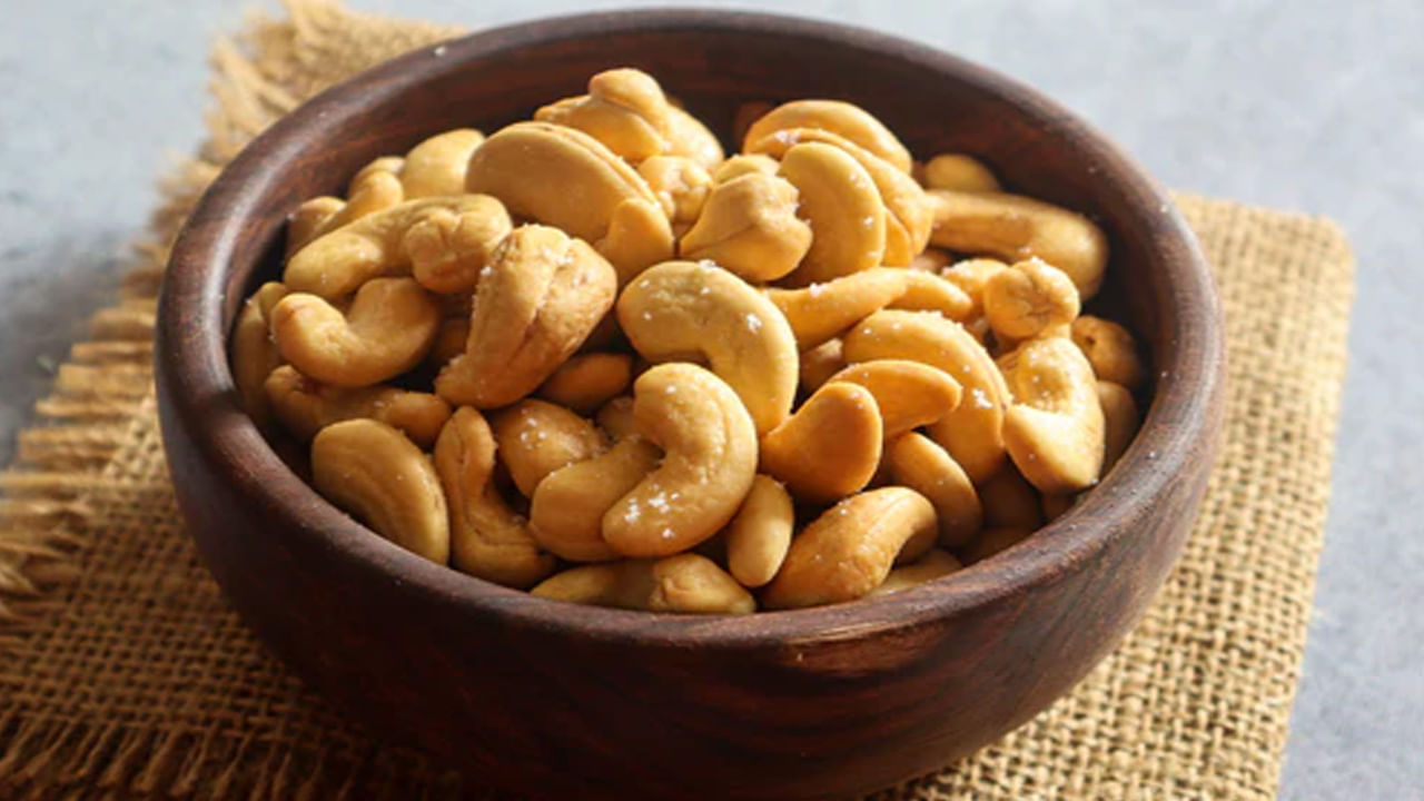 జీడిపప్పులు ఎంతో రుచికరంగా ఉంటాయి.ఇవి ఆరోగ్యానికి మంచిది. జీడిపప్పులో మోనోఅన్‌శాచురేటెడ్ పుష్కలంగా లభిస్తుంది. ఇవి చెడు కొలెస్ట్రాల్ స్థాయిలను తగ్గించి గుండె జబ్బుల ప్రమాదాన్ని తగ్గిస్తాయి. ఇందులో ఉండే ఫైబర్‌ కడుపు నిండిన భావనను కలిగిస్తుంది.