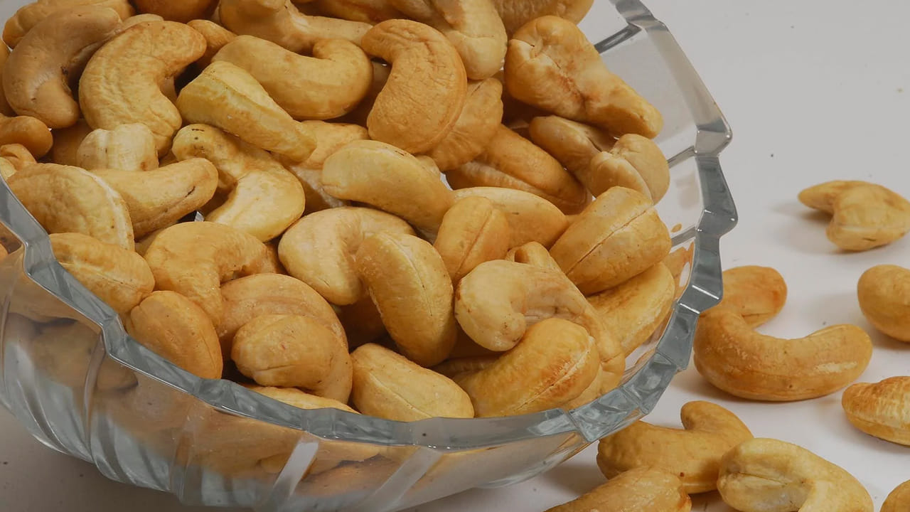 వేయించిన జీడిపప్పు తినడం వల్ల కంటి సమస్యలు ఉండవు. కంటిచూపు మెరుగుపడుతుంది. కంటి సమస్యలకు దూరంగా ఉండడానికి అవుతుంది. జీడిపప్పులో మోనో అన్‌శాచురేటెడ్ ఫ్యాట్స్, పాలీ అన్‌శాచురేటెడ్ ఫ్యాట్స్ ఉంటాయి. ఇవి గుండెను ఆరోగ్యంగా ఉంచుతాయి. హృదయ సంబంధ సమస్యలు రాకుండా కాపాడుతాయి.