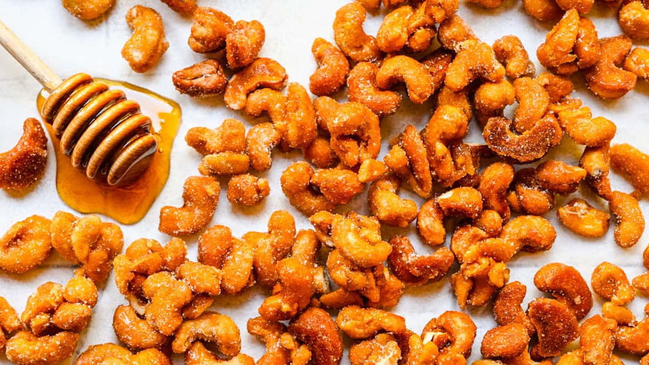 జీడిపప్పులో మెగ్నీషియం ఎముకలు, దంతాలకు అవసరం. జీడిపప్పులో గ్లైసెమిక్ సూచిక తక్కువగా ఉంటుంది. కళ్ళను రక్షించడంలో జీడిపప్పు ఎంతో మేలు చేస్తుంది. జీడిపప్పులోని జింక్ రోగనిరోధక శక్తిని బలోపేతం చేస్తాయి. జీడిపప్పులోని మెగ్నీషియం, విటమిన్ బి6 ఇతర పోషకాలు జ్ఞాపకశక్తిని మెరుగుపరుచుతాయి.