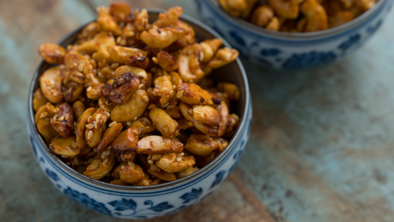 వేయించిన జీడిపప్పులో గ్లైసెమిక్ ఇండెక్స్ తక్కువగా ఉంటుంది. వీటిని తినడం వల్ల షుగర్ లెవెల్స్ అదుపులో ఉంటాయి. ఆరోగ్యంగా ఉండొచ్చు. జీడిపప్పులో ఉండే యాంటీ ఆక్సిడెంట్స్, విటమిన్ ఇ చర్మ సమస్యలు రాకుండా చూసుకుంటాయి. దీంతో స్కిన్ బాగుంటుంది. జీడిపప్పు తినడం వల్ల మెగ్నీషియం బాగా అందుతుంది. ఎముకలు బలంగా ఉంటాయి. ఎముకలకు సంబంధించిన సమస్యలు రావు.