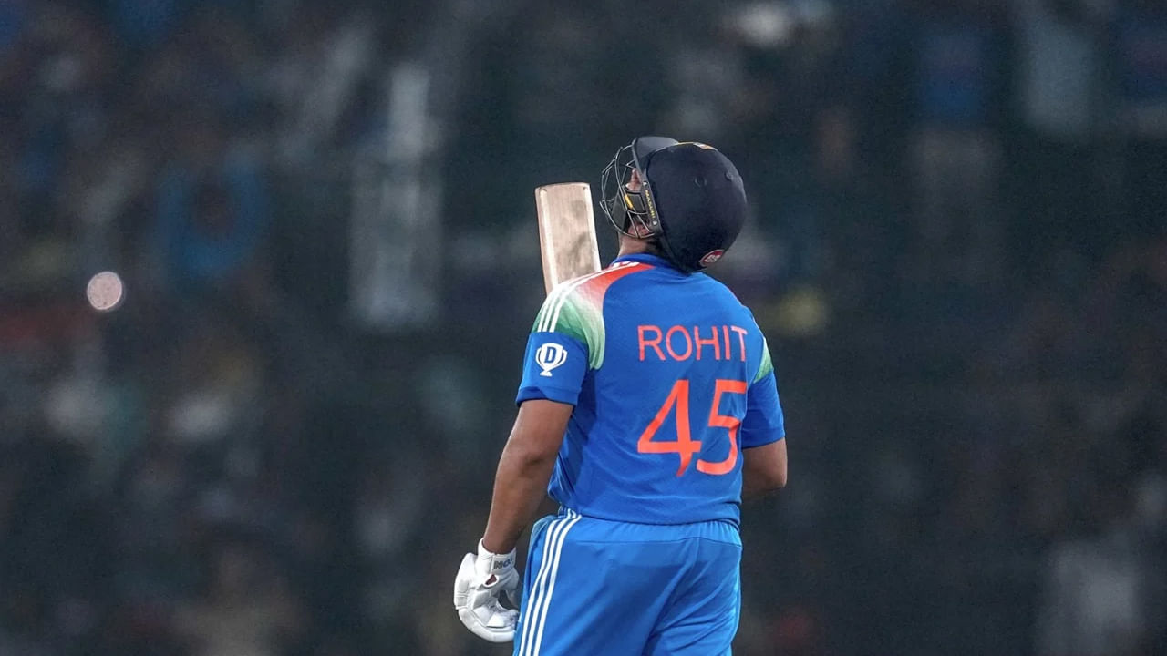 Rohit Sharma ODI Retirement: భారత క్రికెట్ జట్టు సీనియర్ ప్లేయర్, కెప్టెన్ రోహిత్ శర్మ మే 7న టెస్ట్ ఫార్మాట్ నుంచి రిటైర్మెంట్ ప్రకటించిన సంగతి తెలిసిందే. ఇంగ్లాండ్‌తో జరిగే టెస్ట్ సిరీస్‌కు ముందు హిట్‌మ్యాన్ రిటైర్మెంట్ చూసి అందరూ ఆశ్చర్యపోతున్నారు. రోహిత్ శర్మ ఇకపై వన్డే ఫార్మాట్‌లో మాత్రమే టీమ్ ఇండియా తరపున ఆడుతున్నాడు. కానీ, ఇప్పుడు అతను వన్డేల నుంచి రిటైర్మెంట్ తీసుకుంటున్నట్లు వార్తలు కూడా వచ్చాయి. రోహిత్ శర్మ 50 ఓవర్ల క్రికెట్ నుంచి రిటైర్మెంట్ తేదీని నిర్ణయించుకున్నట్లు తెలుస్తోంది.