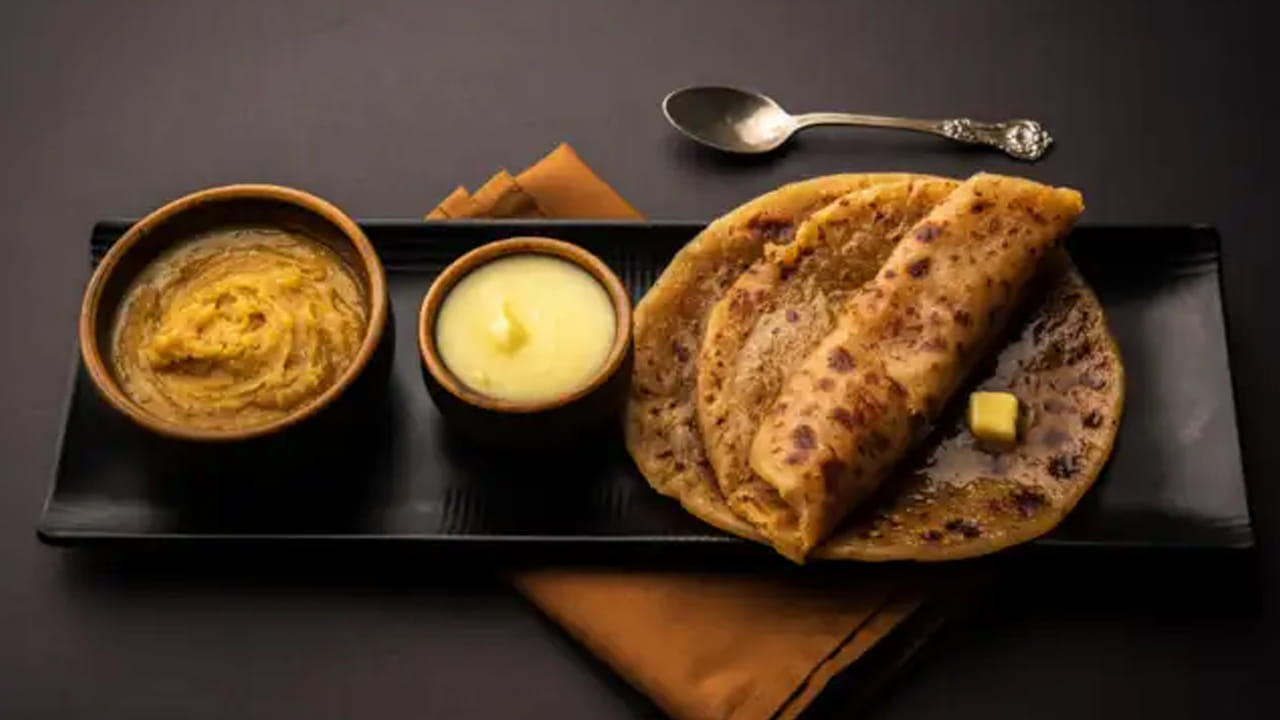 చపాతీని నెయ్యితో కలిపి తినడం వల్ల జీర్ణవ్యవస్థ బలపడుతుంది. మలబద్ధకం, గ్యాస్, అజీర్ణం వంటి సమస్యలను నయం చేస్తుంది. నెయ్యితో రోటీ కలిపి తినడం వల్ల శరీరానికి ఎక్కువ కాలం శక్తి లభిస్తుంది. ఇది ఆరోగ్యకరమైన పేగు కదలికలకు తోడ్పడుతుంది.