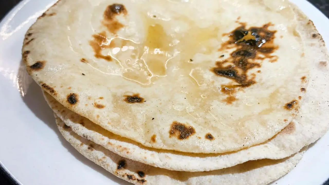 నెయ్యిలోని బ్యూట్రిక్ యాసిడ్ అనేది శోషరస వ్యవస్థను ప్రేరేపిస్తుందని నిపుణులు చెబుతున్నారు. దీనివల్ల రోగనిరోధక పనితీరు మెరుగుపరడంతో పాటు వ్యాధికారకాల నుంచి రక్షణ కల్పిస్తుందని వివరిస్తున్నారు. ఆయుర్వేద ప్రకారం పేగుల్లోని జీర్ణ ఎంజైమ్​లను నెయ్యి ప్రేరేపిస్తుందట. నెయ్యిలో ఉండే కొవ్వు ఆమ్లాల వల్ల జీర్ణశయ ఆరోగ్యం మెరుగుపడుతుందని నిపుణులు చెబుతున్నారు. 