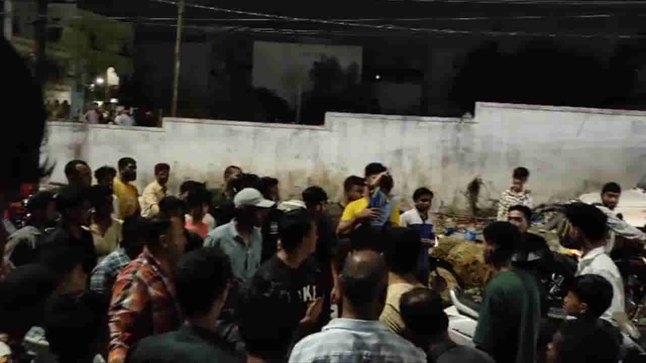 Hyderabad: కటింగ్ చేయించుకున్నాక డబ్బులు అడిగినందుకు ఎంత పని చేశారో చూడండి...