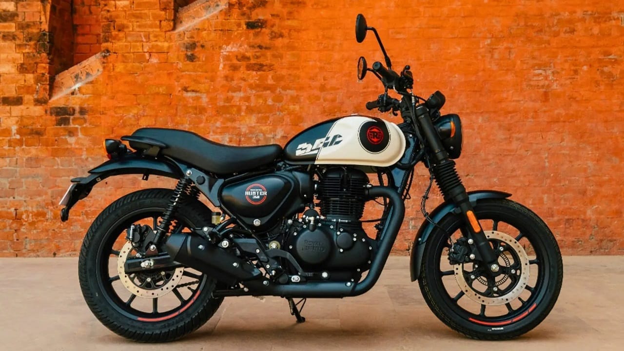 నగర ట్రాఫిక్ లో సులభంగా నడిపే మోటార్ సైకిళ్లలో రాయల్ ఎన్ ఫీల్డ్ హంటర్ 350 ఒకటి. ఈ కంపెనీకి ఇతర బైక్ లతో పోల్చితే హంటర్ సుమారు 181 కిలోలు తక్కువ బరువు ఉంటుంది. దీంతో చాలా తేలికగా నడిపే వీలు కలుగుతుంది. దీనిలోని 349 సీసీ ఇంజిన్ నుంచి 20.2 బీహెచ్ పీ శక్తి, 27 ఎన్ఎం టార్క్ విడుదలవుతుంది. 1370ఎంఎం వీల్ బేస్, 790 ఎంఎం సీటు ఎత్తు కారణంగా మలుపుల్లోనూ రైడర్లు చాలా సులువుగా డ్రైవింగ్ చేయవచ్చు.