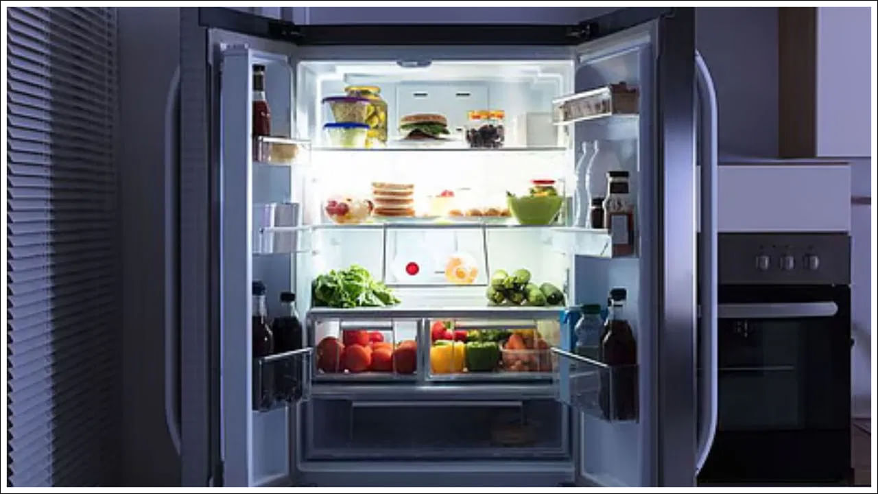 చాలా మంది ఇళ్లలో రిఫ్రిజిరేటర్లు ఉంటాయి. వాటిని అపరేటింగ్ గురించి కూడా తెలిసి ఉండటం చాలా ముఖ్యం. ముందుగా రిఫ్రిజిరేటర్ను డీఫ్రాస్ట్ చేయడం ఎందుకు అవసరమో అర్థం చేసుకుందాం. డీఫ్రాస్ట్ చేయడానికి చాలా కారణాలు ఉన్నాయి. మొదటిది ఏమిటంటే, ఫ్రీజర్లో ఐస్ ఏర్పడినప్పుడు అది స్థలాన్ని ఆక్రమిస్తుంది. ఈ మంచు పేరుకుపోవడం రిఫ్రిజిరేటర్ పనితీరును కూడా ప్రభావితం చేస్తుంది.