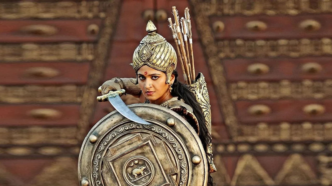 దీనికి ముందు గుణశేఖర్ తెరకెక్కించిన రుద్రమదేవి చిత్రంలో రుద్రమదేవి పాత్రలో విమర్శకుల ప్రశంసల అందుకున్నారు లేడీ సూపర్ స్టార్ అనుష్క శెట్టి. అయితే ఈ సినిమా మాత్రం అనుకున్న విజయాన్ని అందుకోలేకపోయింది. 