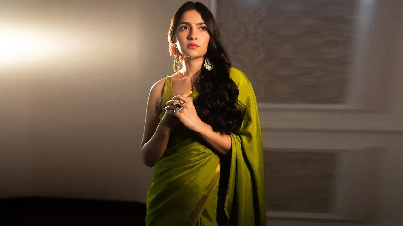 ప్రజెంట్ ఎన్టీఆర్‌ - నీల్ సినిమాలో హీరోయిన్‌గా నటిస్తుంది. మరో వైపు మణిరత్నం, నవీన్‌ పొలిశెట్టి సినిమాలోనూ రుక్మిణినే హీరోయిన్‌ అన్న టాక్ వినిపిస్తోంది. దీని బట్టి చూస్తే ఈ ముద్దుగుమ్మ తెలుగులో బిజీ అయ్యేలానే కనిపిస్తుంది.