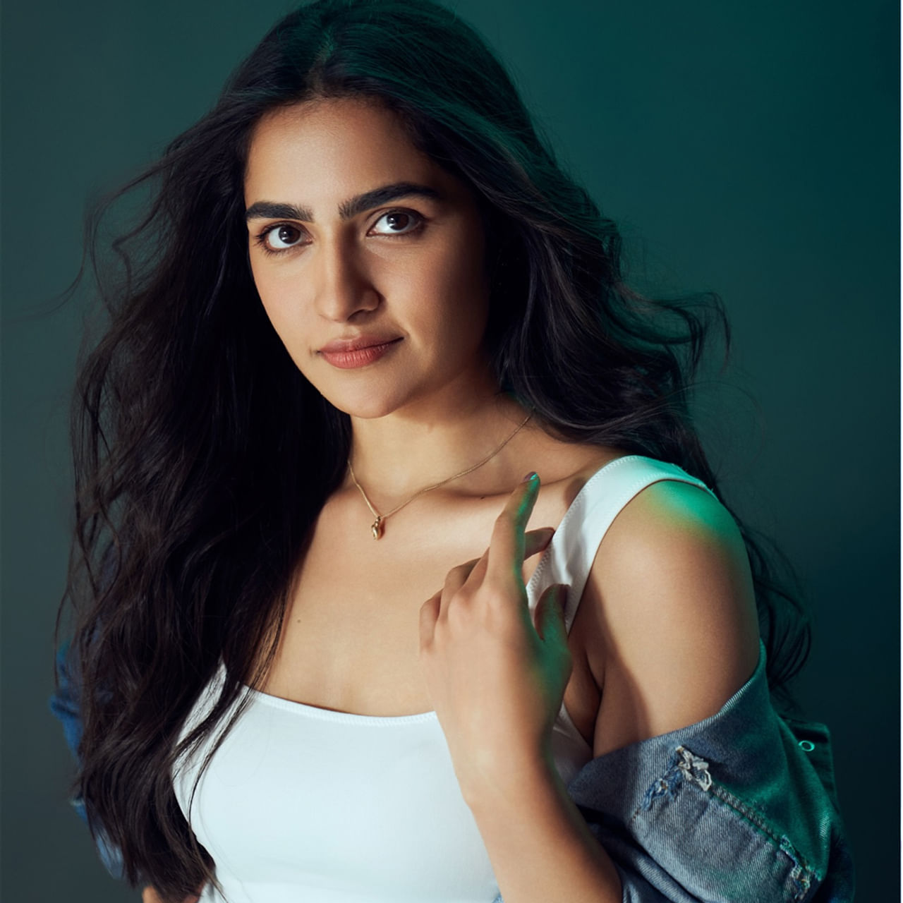 కన్నడ హీరో రక్షిత్ శెట్టి నటించిన సప్త సాగారాలు దాచే ఎల్లో సైడ్ ఏ, బీ సినిమాలతో నటిగా మంచి గుర్తింపు తెచ్చుకుంది హీరోయిన్ రుక్మిణి వసంత్. ఇప్పుడు సౌత్ ఇండస్ట్రీలో తుఫానులా దూసుకెళ్తుంది. వరుసగా అవకాశాలు అందుకుంటూ బిజీగా ఉంటుంది. 