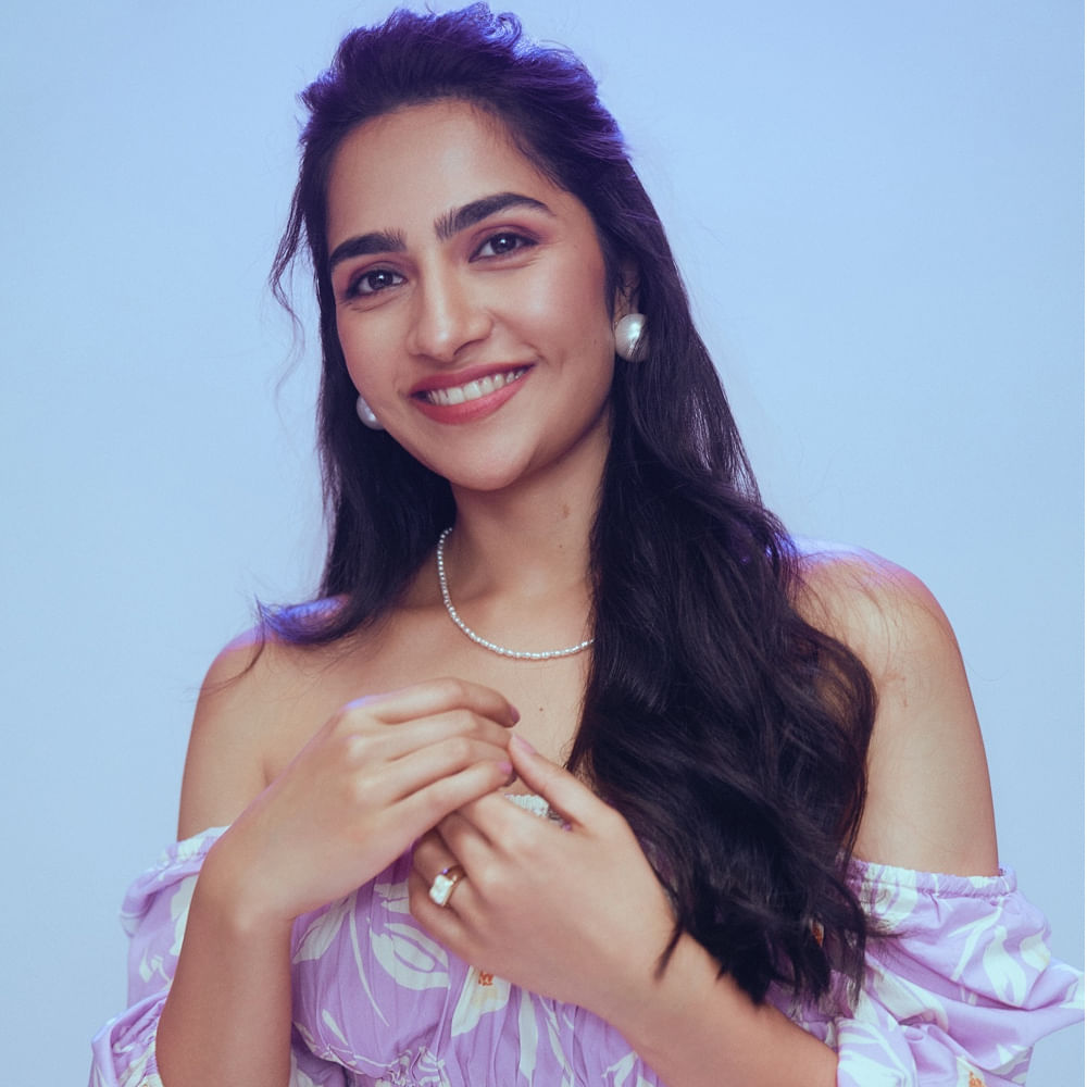 అలాగే తమిళంలో విజయ్ సేతుపతి నటించిన ఏస్, మదరాసి చిత్రాల్లో నటిస్తుంది. తాజాగా ఈ అమ్మడు మరో క్రేజీ ఛాన్స్ కొట్టేసినట్లు టాక్ వినిపిస్తుంది. థగ్ లైఫ్ సినిమా తర్వాత మణిరత్నం మరో రొమాంటిక్ చిత్రాన్ని ప్లాన్ చేశారట. 