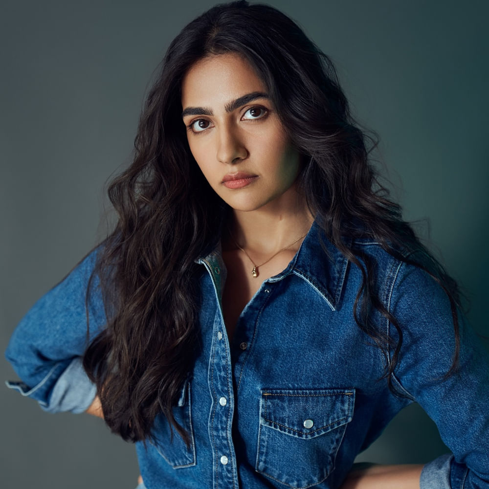 అందులో హీరోగా నవీన్ పోలిశెట్టి నటించనున్నారని సమాచారం. ఇక ఈ సినిమాలో రుక్మిణి వసంత్ కథానాయికగా ఎంపిక చేశారని సమాచారం. ఈ విషయం గురించి ఇంకా అధికారిక ప్రకటన రాలేదు కానీ ఫిల్మ్ వర్గాల్లో మాత్రం ఎక్కువగా టాక్ నడుస్తోంది. 