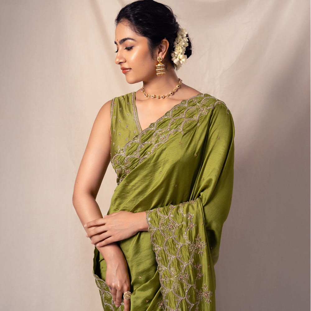 రుక్మిణి వసంత్ ఈ ముద్దుగుమ్మ పేరు ఈ మధ్య టాలీవుడ్ లో గట్టిగానే వినిపిస్తుంది. ప్రధానంగా ఈ అమ్మడు కన్నడ చలనచిత్ర పరిశ్రమలో చేస్తుంది. ఇప్పుడు తమిళం,  తెలుగు సినిమాలలో కూడా అడుగుపెట్టింది.