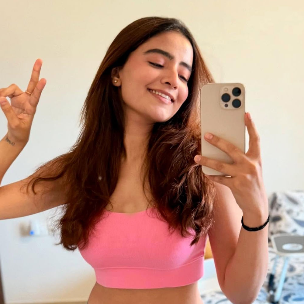 దాంతో పాటు ఇప్పుడు ఈ బ్యూటీకి అవకాశాలు కూడా తగ్గిపోయాయి. దాంతో సినిమాల పరంగా ఈ చిన్నది ఎక్కడ కనిపించడం లేదు. కానీ సోషల్ మీడియాలో మాత్రం తన అందాలతో దుమారం రేపుతోంది. సారీ లుక్ లో ట్రెడిషనల్ గా కనిపిస్తూనే మరోవైపు మోడ్రన్ డ్రస్సుల్లో మెప్పిస్తుంది.