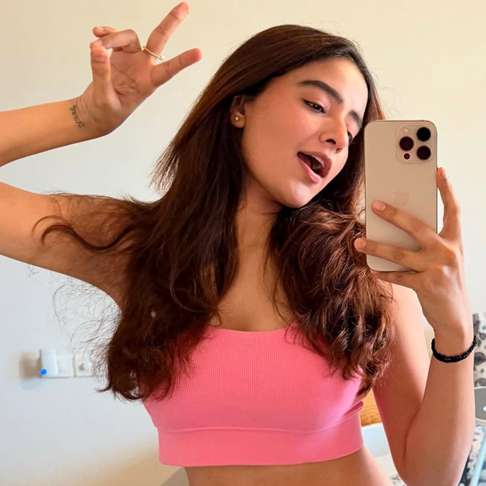 రెగ్యులర్ గా తన గ్లామరస్ ఫోటోలను పంచుకుంటూ కుర్రాళ్లకు నిద్రపట్టకుండా చేస్తోంది. తాజాగా ఈ అమ్మడు కొన్ని ఫోటోలు వదిలింది. ఆ ఫోటోలు ఇప్పుడు కుర్రాళ్ళ గుండెల్లో బాణాలు గుచ్చుతున్నాయి. అలాగే క్రేజీ కామెంట్స్ చేస్తున్నారు నెటిజన్స్.