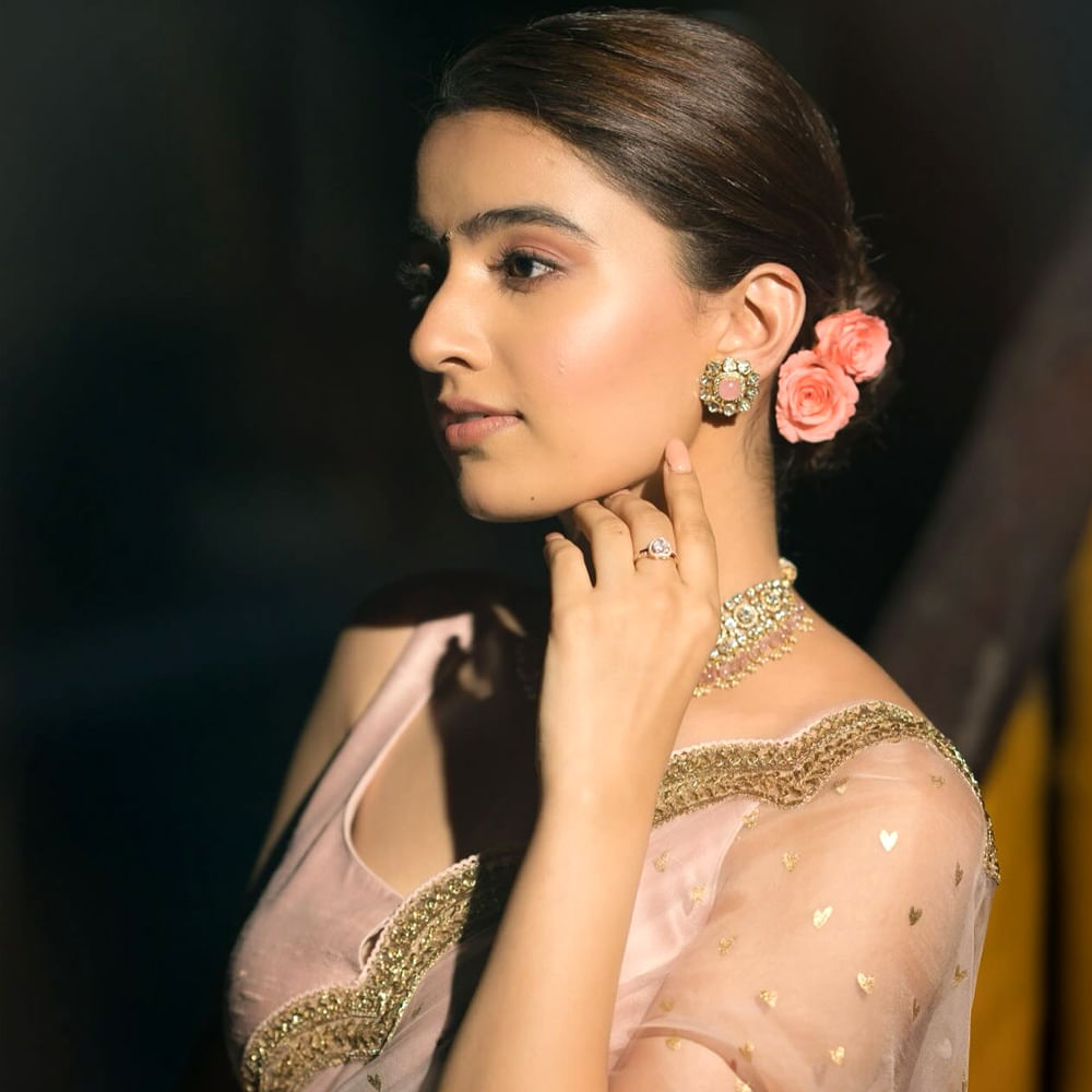 ఆతర్వాత విశ్వక్ సేన్ సినిమాలో ఛాన్స్ అందుకుంది. అశోకవనంలో అర్జున కల్యాణం సినిమాతో హిట్ అందుకుంది. ఆతర్వాత స్పార్క్ సినిమాలో నటించి మెప్పించింది ఈ అందాల భామ. అయితే ఈ చిన్నది సాలిడ్ హిట్ మాత్రం అందుకోలేక పోయింది.