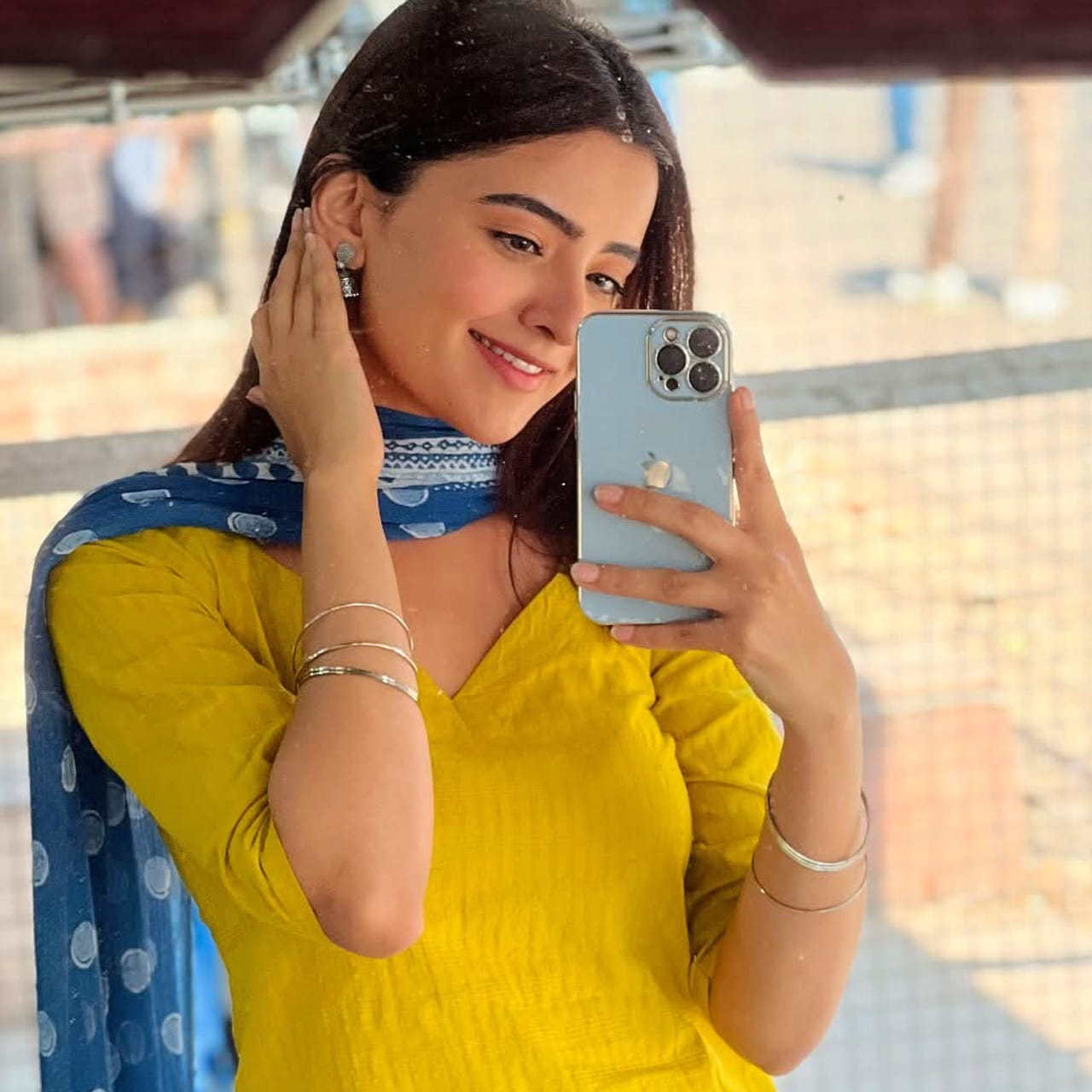 రుక్సార్ ధిల్లన్ ప్రధానంగా తెలుగు సినిమాల్లో పనిచేస్తుంది. అలాగే కన్నడ , హిందీ సినిమాల్లో కూడా నటించింది. రుక్సార్ ధిల్లన్ 1993 అక్టోబర్ 12న లండన్లో జన్మించింది. ఆమె పంజాబీ ఫ్యామిలీకి చెందిన అమ్మాయి. ఆమె బాల్యం గోవాలో గడిచింది.