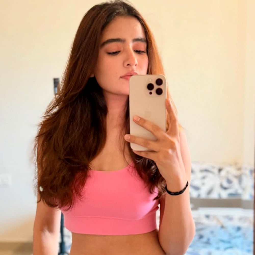 ఈ సినిమాలో అందం అభినయంతో ఆకట్టుకున్న ఈ వయ్యారి భామ. కృష్ణార్జున యుద్ధం సినిమాకంటే ముందు ఆకతాయి అనే సినిమాలో నటించింది. ఆ తర్వాత శిరీష్ హీరోగా నటించిన ఏబీసీడీ సినిమాలో నటించి మెప్పించింది రుక్సార్ ధిల్లన్.