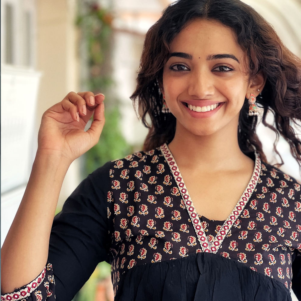 రీసెంట్ గా తమిళ్ లో ఓ సినిమా చేసింది. ఆ సినిమా మంచి విజయాన్ని అందుకుంది. ఈ సినిమా తర్వాత ఈ చిన్నదానికి తమిళ్ నుంచి క్రేజీ ఆఫర్స్ వస్తున్నాయి. ఇప్పటికైన తెలుగులో ఈ అమ్మడికి పెద్ద సినిమా ఆఫర్స్ వస్తాయేమో చూడాలి.