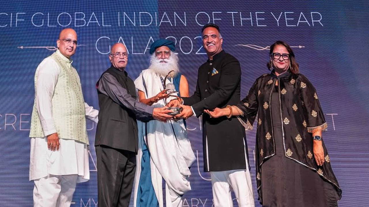 కెనడా ఇండియా ఫౌండేషన్ నుంచి 'గ్లోబల్ ఇండియన్ ఆఫ్ ది ఇయర్' అవార్డ్ అందుకున్న సద్గురు.. నగదుని కావేరీ నది పరిరక్షణకు విరాళం..